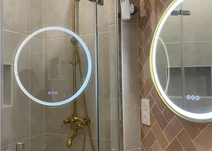 Quarto em Acomodações Particulares Privee, Sdb Partage, Arc De Triomphe, Metro 1, T3b, Rer C E A *