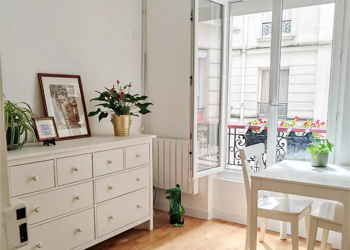 Privee, Sdb Partage, Arc De Triomphe, Metro 1, T3b, Rer C E A Paris