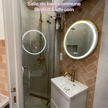 Privee, Sdb Partage, Arc De Triomphe, Metro 1, T3b, Rer C E A * Paris